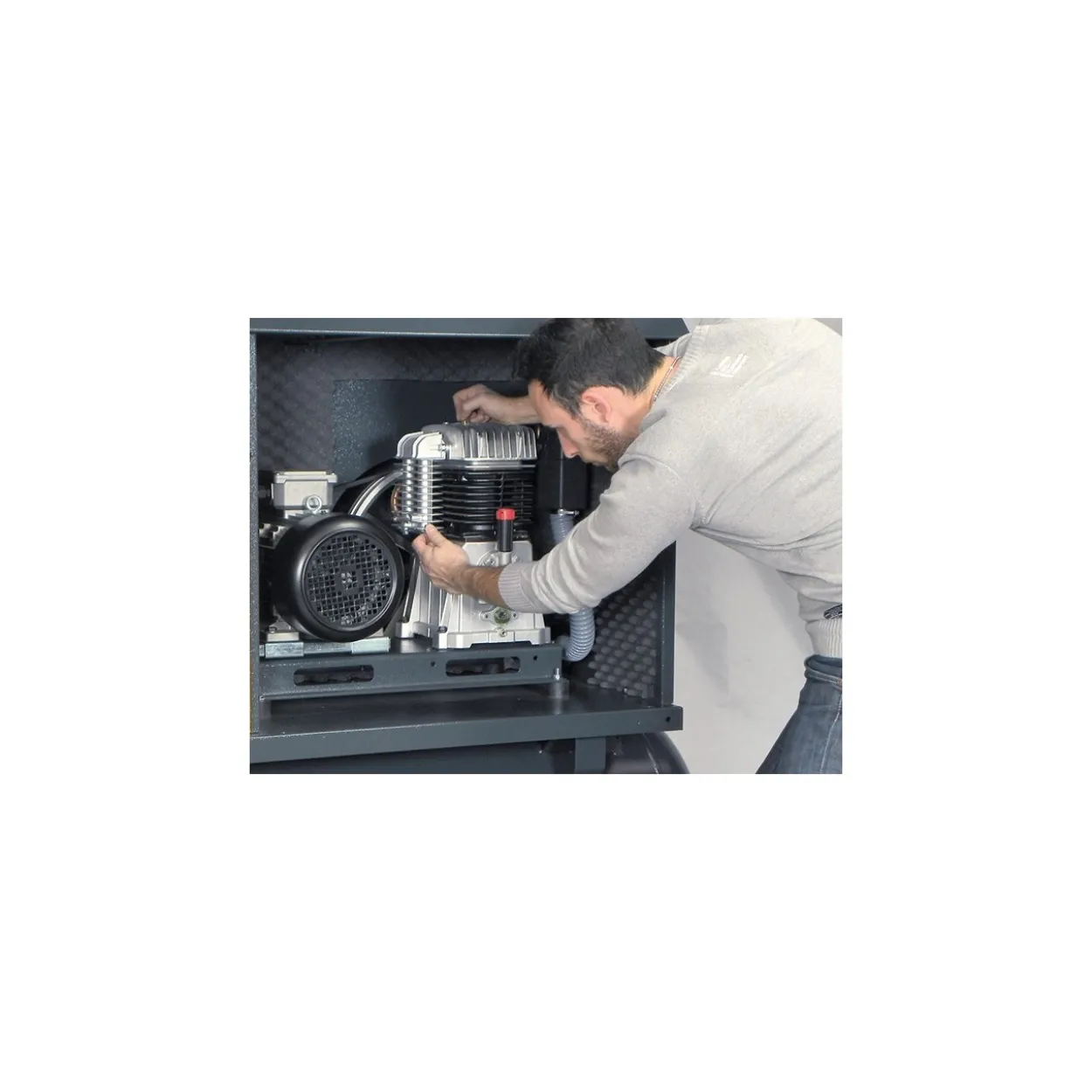 Compresor pistón insonorizado Nuair trifásico 5,5cv 270L